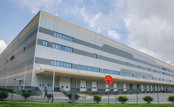 浙江綠地鉑選電子商務(wù)有限公司  綠地全球進(jìn)口商品浙江運(yùn)營(yíng)中心（嘉興綜合保稅）項(xiàng)目 EPC總 承包 嘉興綜合保稅區(qū)興業(yè)路東側(cè)、大橋港南側(cè)、東巡邏通道西側(cè)、區(qū)和路北側(cè)。